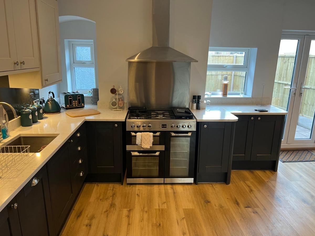 Luxury 2 Bed Apartment Great Location Stoke-on-Trent Buitenkant foto